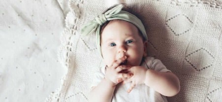 4 Aylık Bebek Gelişimi: Beslenme, Uyku ve Fiziksel Değişim Rehberi